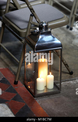 Kerzen dargestellt Brennen in einem Kerzenhalter in der Alten Kirche in Stoke Newington, London, UK. Stockfoto