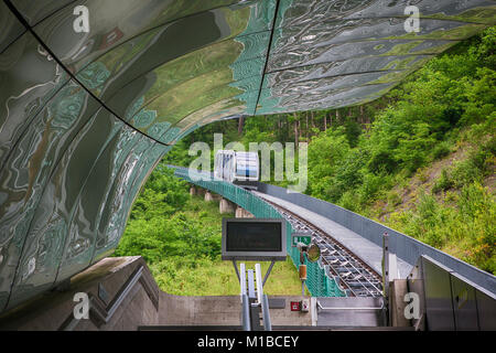 Standseilbahn in Innsbruck in den Alpen in einem schönen Sommertag, Österreich Stockfoto