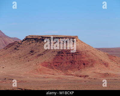 Rocky Atlasgebirge Reihe Landschaft im Südosten Marokkos in der Nähe der Altstadt von Tinghir Stockfoto