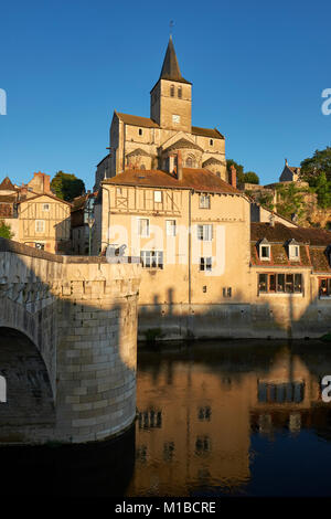 Montmorillon, als "Stadt des Schreibens und buchen Sie Berufe" bekannt, ist eine charmante Stadt angenehm auf beiden Seiten des Flusses Gartempe in Frankreich Stockfoto