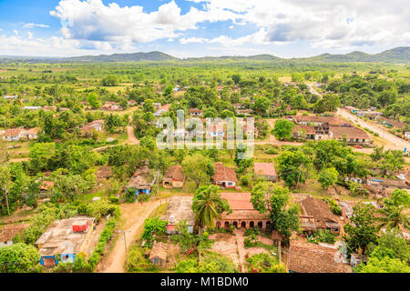 Blick von Manaca Iznaga Turm umgebende Landschaft mit ehemaligen Sklavenplantagen und kubanische Dorf in den Bäumen versteckt, in der Nähe von Trinidad, Kuba Stockfoto