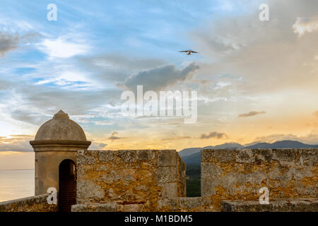 Luftfahrzeuge über San Pedro de La Roca fort Wände und Turm, Sonnenuntergang, Santiago de Cuba, Kuba Stockfoto