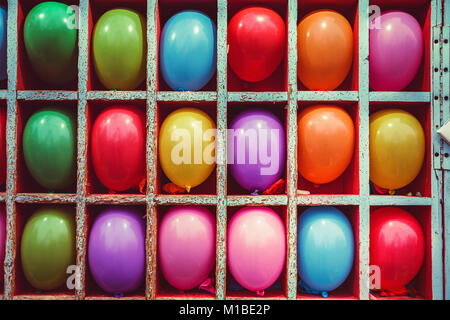 Closeup bunte Luftballons in Holz- Zellen für dart Spiel Stockfoto
