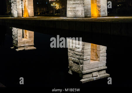 Eine Ansicht von Debod Tempel in Madrid Stadt mit Wasser spiegelt, , Spanien Stockfoto