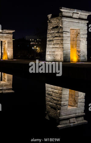 Eine Ansicht von Debod Tempel in Madrid Stadt mit Wasser spiegelt, , Spanien Stockfoto