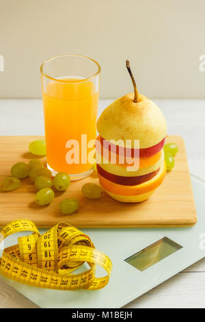 Bodenwaage und Früchte auf hölzernen Hintergrund Stockfoto