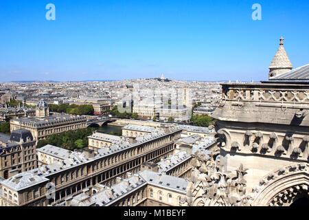 Luftaufnahme von Paris und der Basilika Sacré-coeur auf dem Hügel Montmartre, Frankreich. Blick von oben auf Notre Dame de Paris. Stockfoto