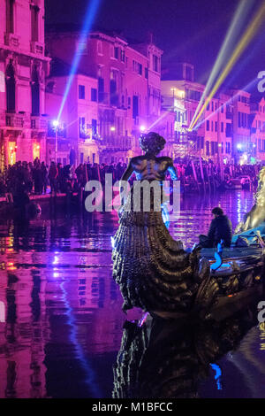 Die Eröffnung des Karneval in Venedig 2018 in Rio Cannaregio. Venedig, Italien. Januar 28, 2018 Stockfoto