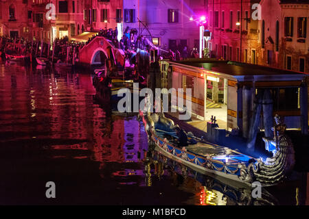 Die Eröffnung des Karneval in Venedig 2018 in Rio Cannaregio. Venedig, Italien. Januar 28, 2018 Stockfoto