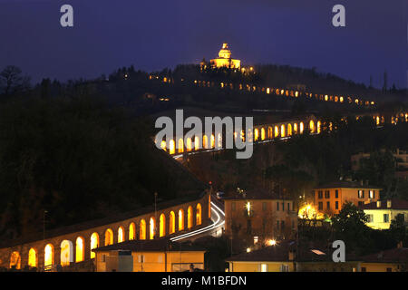 Die längste Arkaden in der Welt führenden nach San Luca Heiligtum in der Stadt Bologna, in der Nacht gesehen, Bologna, Emilia-Romagna, Italien Credit © paol Stockfoto