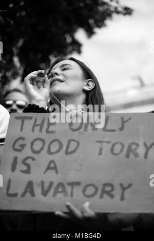 Frau mit Plakette an der nicht eines Tages mehr Demonstration in London Samstag, den 1. Juli 2017 Stockfoto