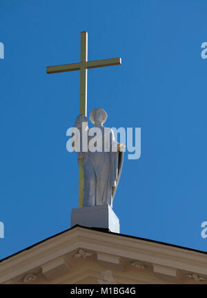 Statue von St. Helen auf St. Stanislaus und St. Ladislaus Kathedrale in Vilnius, Litauen Stockfoto