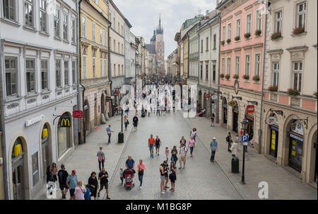 Krakau, Polen - August 7, 2017: 1954-1990 Menschen in der Florianska-straße vom Luftbild zur Figur des heiligen Florians Tor. Stockfoto