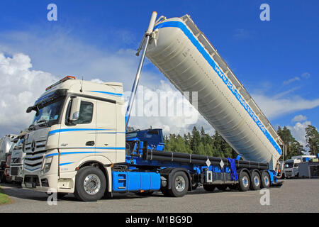 LIETO, Finnland - 31. AUGUST: Poll-Nussbaumer Mercedes-Benz Actros Tankwagen mit Silo bis am 31. August 2013 in Lieto, Finnland. Stockfoto