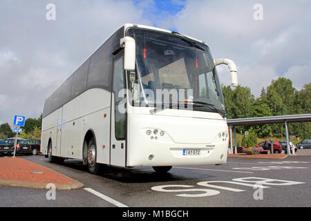 SALO, Finnland - 1 SEPTEMBER: Weiß Volvo Trainer am Busparkplatz am 1. September 2013 in Salo, Finnland. Auf der Busworld Kortrijk 2013, Volvo sieht Electromobi Stockfoto