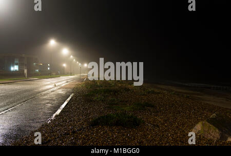 Einsamen Strand und Meer Straße abends beleuchtet in England, Großbritannien. Stockfoto