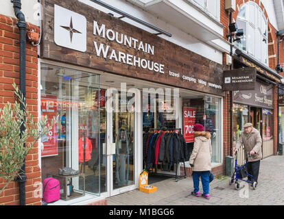 Mountain Warehouse store Front Eingang in Petersfield, Hampshire, England, UK. Shop vor. Stockfoto