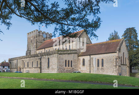 St Peter's Anglican Pfarrkirche, einem denkmalgeschützten alten Kirche, auf dem britischen Markt Stadt Petersfield, Hampshire, England, UK aufgeführt. Stockfoto