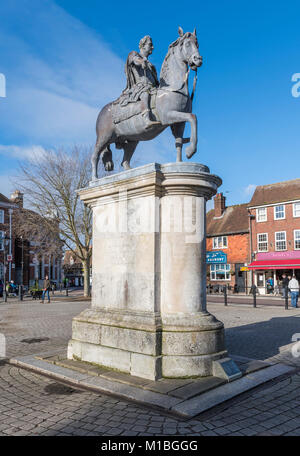 Statue von König William III. auf einem Pferd auf einem Steinsockel in der Stadt von Petersfield, Hampshire, England, UK. Stockfoto