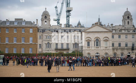 28. Januar 2018. Die Könige März in London wird von Zuschauern in Horse Guards Parade beobachtet. Credit: Malcolm Park/Alamy. Stockfoto