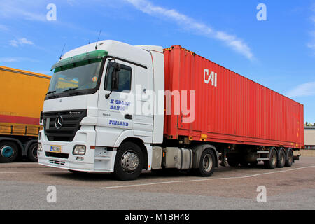 KARJAA, Finnland - 4. AUGUST 2013: Weiße Mercedes-Benz Actros Truck und Trailer am 4. August 2013 in Karjaa, Finnland. Mercedes-Benz Trucks bietet Zug Stockfoto