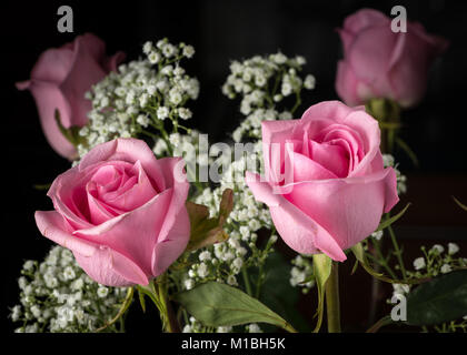 Ein blumiges Bouquet mit zwei Rosen und Baby's Atem Stockfoto