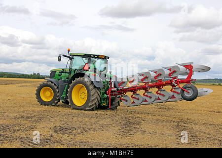 SALO, Finnland - 10. August: John Deere 6210R Traktoren und Agrolux bei der jährlichen Puontin Peltopaivat Agricultural Show in Sal angezeigt Pflug Stockfoto