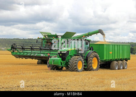 SALO, Finnland - 10. August: John Deere Mähdrescher Entleeren des Korntanks an Palmse 1900 Anhänger hinter Deere7280 R Traktor, bei der jährlichen Puont Stockfoto