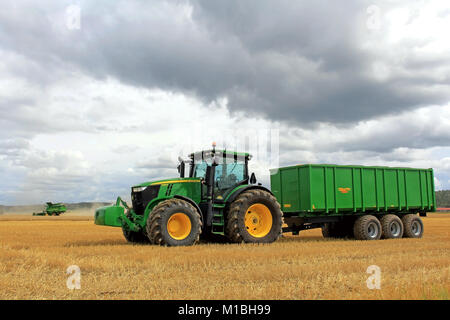SALO, Finnland - 10 AUGUST 7280 R: John Deere Traktor mit palmse Trailer und Mähdrescher bei der jährlichen Puontin Peltopaivat Landwirtschaftlichen mir bei Erntebeginn Hilfestellung Stockfoto