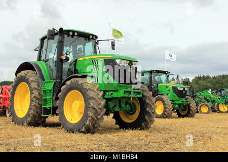 SALO, Finnland - 10. August: John Deere Traktoren 6170 M und 6190R bei der jährlichen Puontin Peltopaivat Agricultural Show in Salo, Finl angezeigt Stockfoto