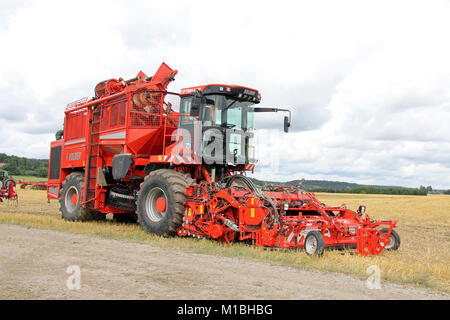 SALO, Finnland - 10. August: Holmer Rübenerntemaschine auf Anzeige an der jährlichen Puontin Peltopaivat Agricultural Show in Salo, Finnland am 10. August 2013. Stockfoto