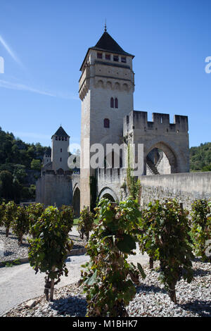 Die sechs-span befestigte Steinbogen Brücke Valentré im Jahre 1308 gebaut, Cahors, Lot, Midi Pyrénées, Frankreich Stockfoto