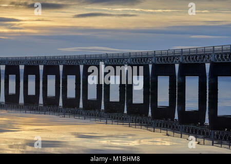 Tay Rail Bridge, Dundee, Schottland. Im Firth von Tay bei Sonnenuntergang wider Stockfoto