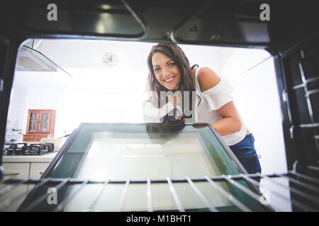 Schöne Brünette weibliche model in ihrer stilvollen Küche arbeiten Stockfoto