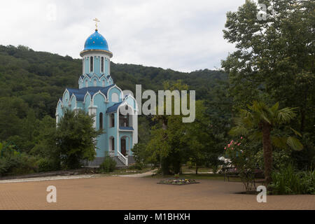 Innenhof des Trinity-Georgievsky weiblichen Kloster und Kirche zu Ehren der Märtyrer Huara im Dorf Lesnoye, Adler Bezirk Region Krasnodar, Russland Stockfoto