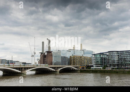 Aussicht auf Sanierung von Battersea Powerstation, Grosvenor (Bahn) Brücke und Umgebung, London, UK Stockfoto