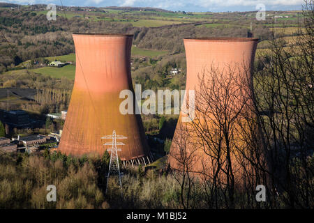 Zwei der drei Kühltürme in Ironbridge Power Station in Shropshire, England. De - 2016 Auftraggeber und durch für den Abriss im Jahr 2018. Stockfoto