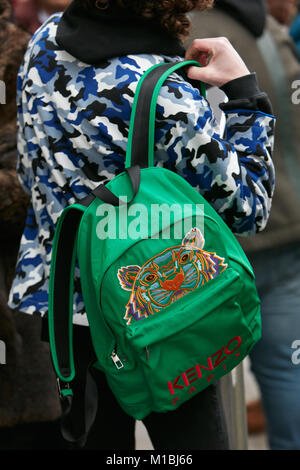 Mailand - Januar 15: Mann mit grünen Kenzo Rucksack mit Tiger und Blue camouflage Jacke vor Giorgio Armani Fashion Show, Mailand Fashion Week Straße Stockfoto