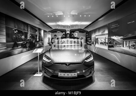 BERLIN - Dezember 21, 2017: Showroom. Die normalgroße, vollelektrische, Luxus, Crossover-SUV Tesla Modell X. produziert seit 2016. Schwarz und Weiß. Stockfoto