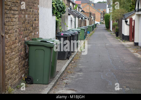 Inländische recycling Bins und allgemeinen Haushalt Abfalleimer links entlang der Straße von Wohngebiet, Großbritannien Stockfoto