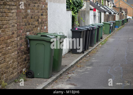 Inländische recycling Bins und allgemeinen Haushalt Abfalleimer links entlang der Straße von Wohngebiet, Großbritannien Stockfoto