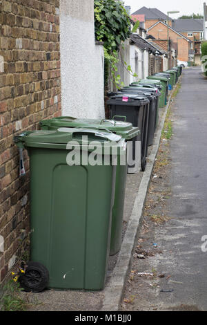 Inländische recycling Bins und allgemeinen Haushalt Abfalleimer links entlang der Straße von Wohngebiet, Großbritannien Stockfoto