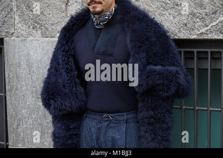 Mailand - Januar 15: Mann mit blauen Pelzmantel und Pullover vor Giorgio Armani Fashion Show, Mailand Fashion Week street style am Januar 15, 2018 in Mila Stockfoto