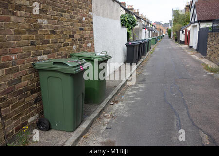 Inländische recycling Bins und allgemeinen Haushalt Abfalleimer links entlang der Straße von Wohngebiet, Großbritannien Stockfoto