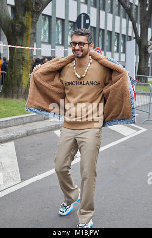 Mailand - Januar 15: Simone Marchetti mit braunen Pullover mit "Nonchalance" schreiben, bevor Giorgio Armani Fashion Show, Mailand Fashion Week street style Stockfoto