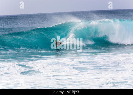 Banzai Pipeline, Oahu/Hawaii - Februar 27, 2017: ein bodyboarder reiten Barrel die Banzai Pipeline, einem sehr beliebten pro-Surf Spot am Northshore r Stockfoto