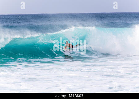 Banzai Pipeline, Oahu/Hawaii - Februar 27, 2017: ein bodyboarder reiten Barrel die Banzai Pipeline, einem sehr beliebten pro-Surf Spot am Northshore r Stockfoto