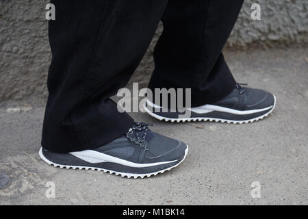 Mailand - Januar 15: Frau mit schwarzen und weißen Sneakers Schuhe vor Fendi fashion show, Mailand Fashion Week street style am 15. Januar 2018 in Mailand. Stockfoto