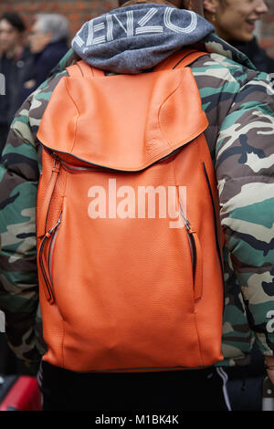 Mailand - Januar 15: Mann mit orange Leder Loewe Rucksack camouflage Jacke, grün und grau Kenzo hoodie vor Fendi fashion show, Mailand Fashion Wee Stockfoto