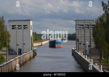 Frachter "togliatti "in ANNÄHERUNG AN DAS SCHLOSS 1 AUF DER KOVZHA FLUSS GEBUNDEN FÜR LADOGASEE, Russland. Stockfoto